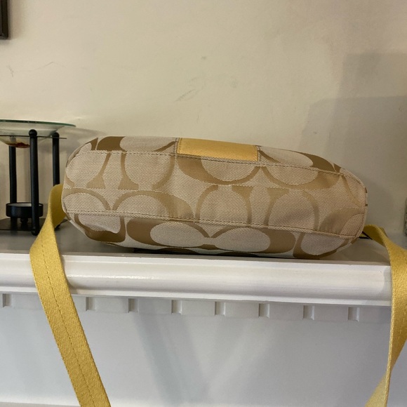 Coach Yellow Canvas Crossbody Bag.❤️❤️❤️ - Picture 4 of 8